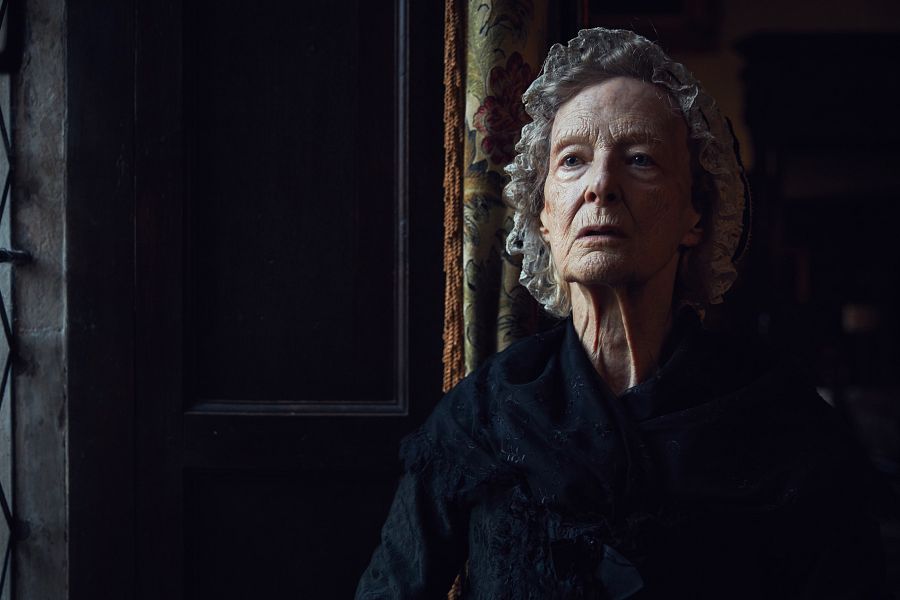 Tía Agatha (Caroline Blakiston)