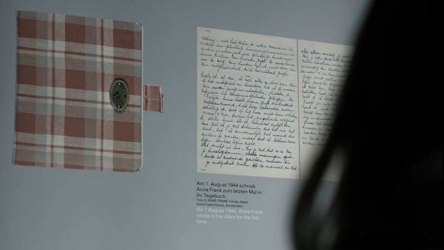 Imagen con el diario de Anna Frank y sus escritos, en el centro de interpretación del campo de Bergen-Belsen