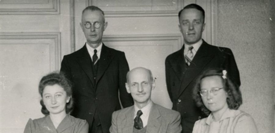 Octubre de 1945. El padre de Anna, Otto Frank, sentado, con quienes les ayudaron a esconderse. La mujer sin gafas es su secretaria Miep Gies, que guardó y le entregó el diario