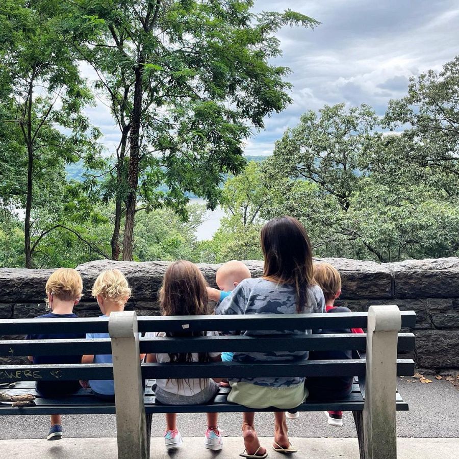 Hilaria Baldwin posando junto a sus hijos