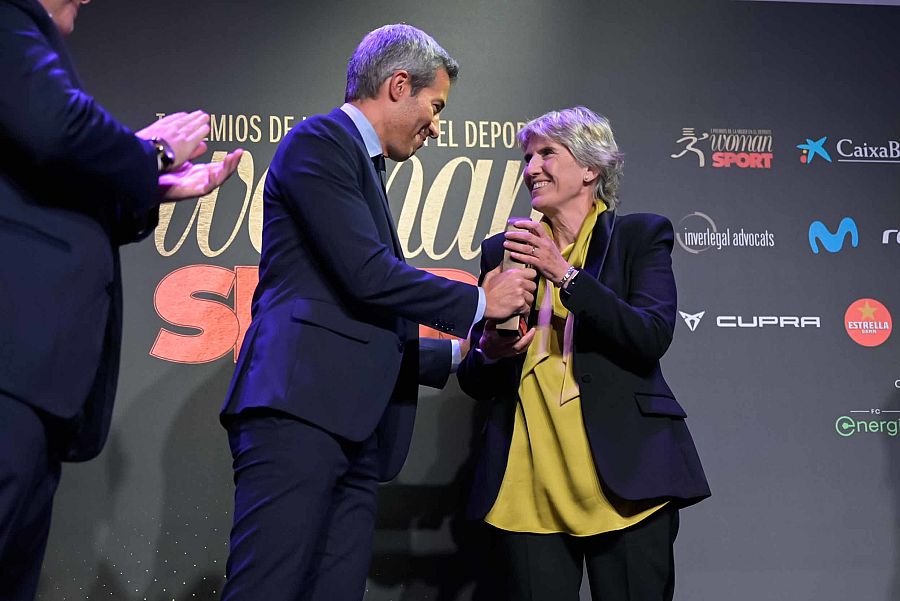 Paloma del Río recoge el premio de manos de Oriol Nolis