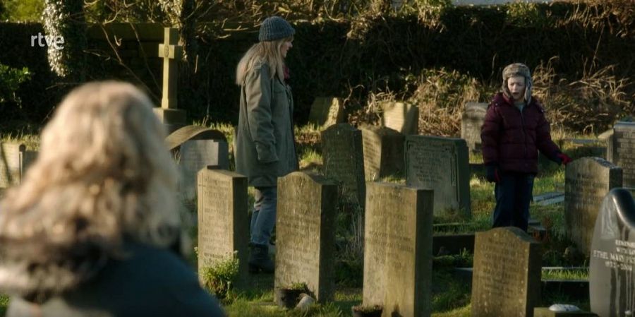 Catherine, su hermana y nieto visitan el cementerio