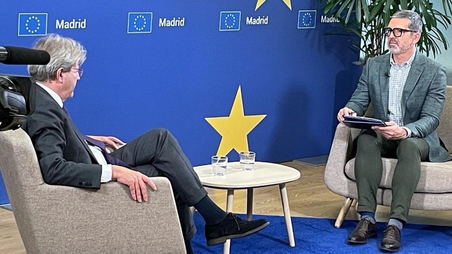 El comisario económico de la Unión Europea, Paolo Gentiloni, durante la entrevista con el director del programa Europa 2021, José Carlos Gallardo.