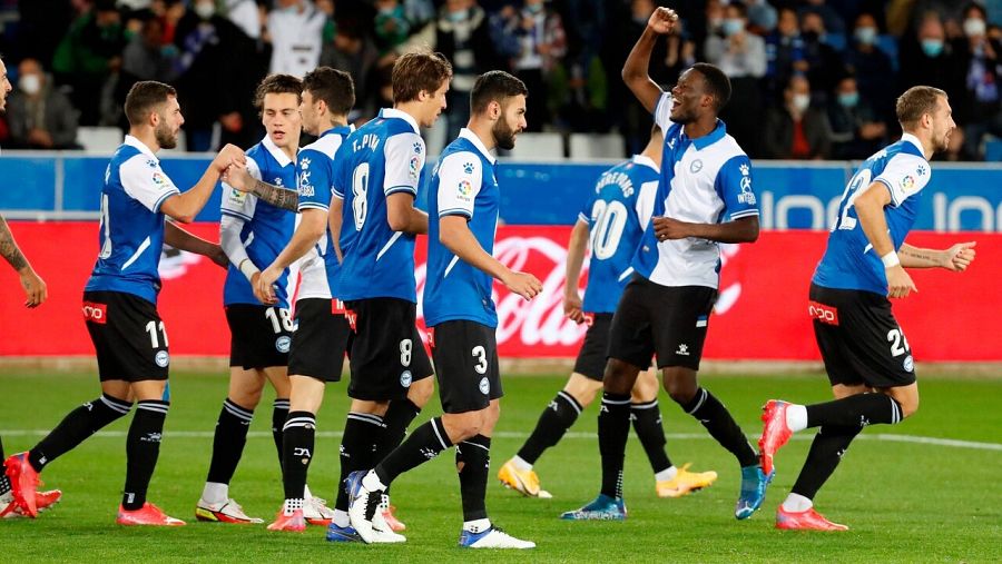 Los jugadores del Alavés celebran el tanto de Mamadou Loum.