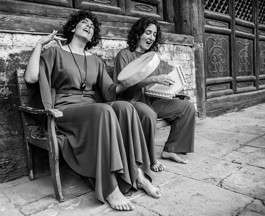 Dua de Pel tocando instrumentos de percusión