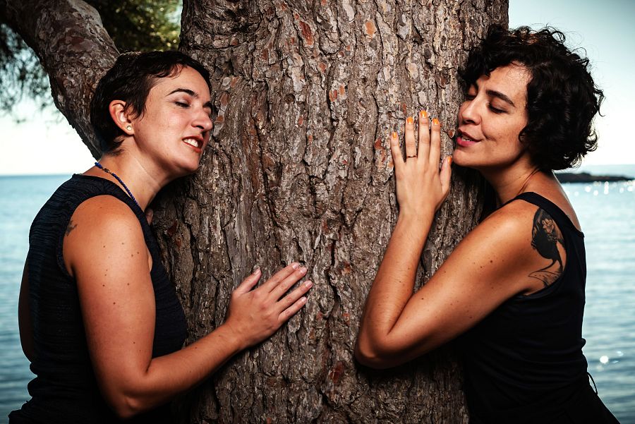 Dua de Pel abrazadas a un árbol, en contacto con la naturaleza