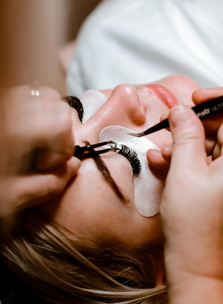 Las extensiones consiste en poner pelo a pelo sobre las propias pestañas naturales para conseguir una mayor cantidad y longitud