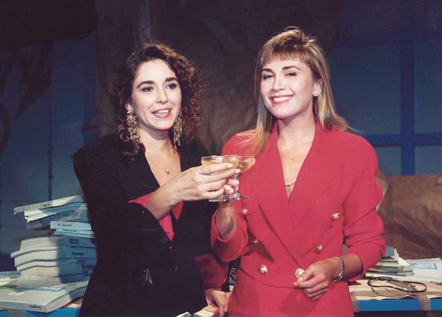 Isabel Gemio i Júlia Otero brindant amb dus copes de cava