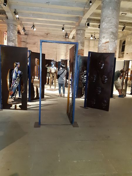 Alasiri: Doors for Concealmente or Revelation (2020), de Peju Alatise (Nigeria).