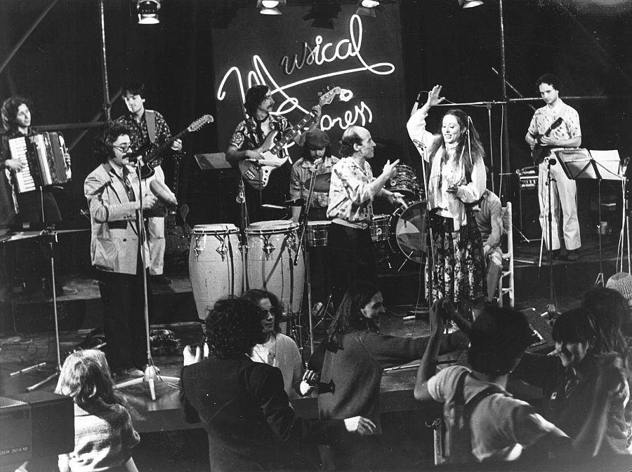 Escenari de 'Musical Express' amb actuació en directe i públic