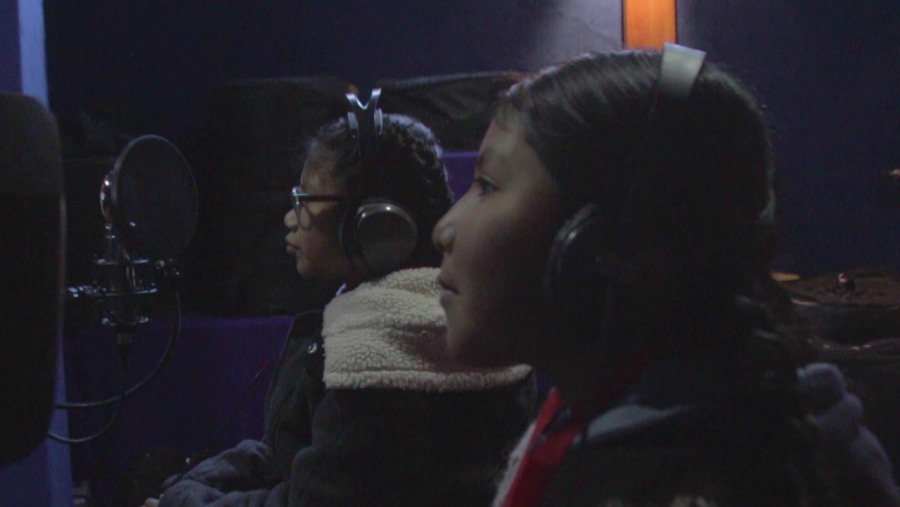 Valentina y Nina graban el podcast 'Al otro lado' en Bolivia