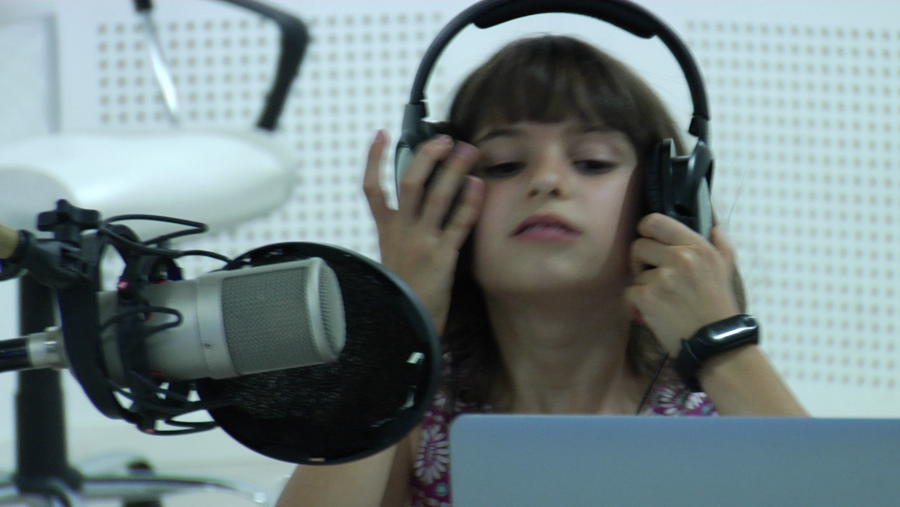 Una de las niñas en las grabaciones del podcast 'Al otro lado'