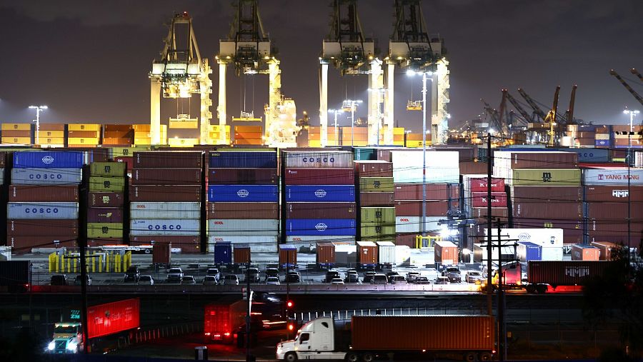El puerto de Los Ángeles funciona las 24 horas del día, 7 días a la semana para atajar la crisis de suministro