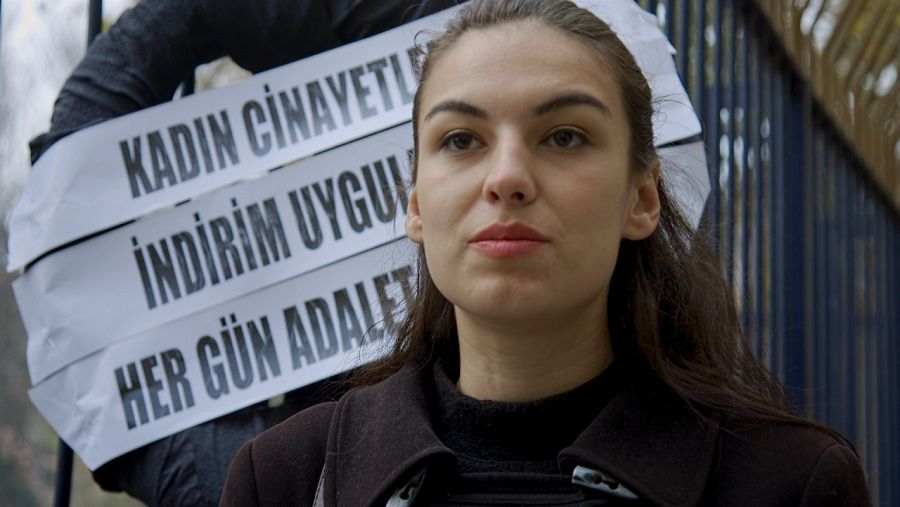 Mujer en acto de protesta