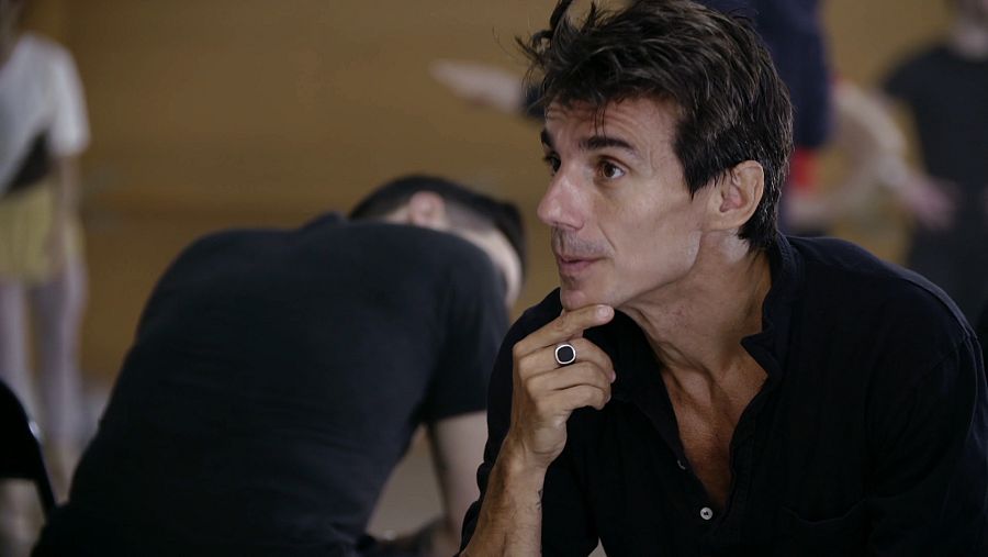 Joaquín de Luz, dirigiendo a la Compañía Nacional de Danza