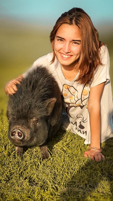 Natalia, impulsora de 'La Isla de Tali', junto a uno de sus animales rescatados.