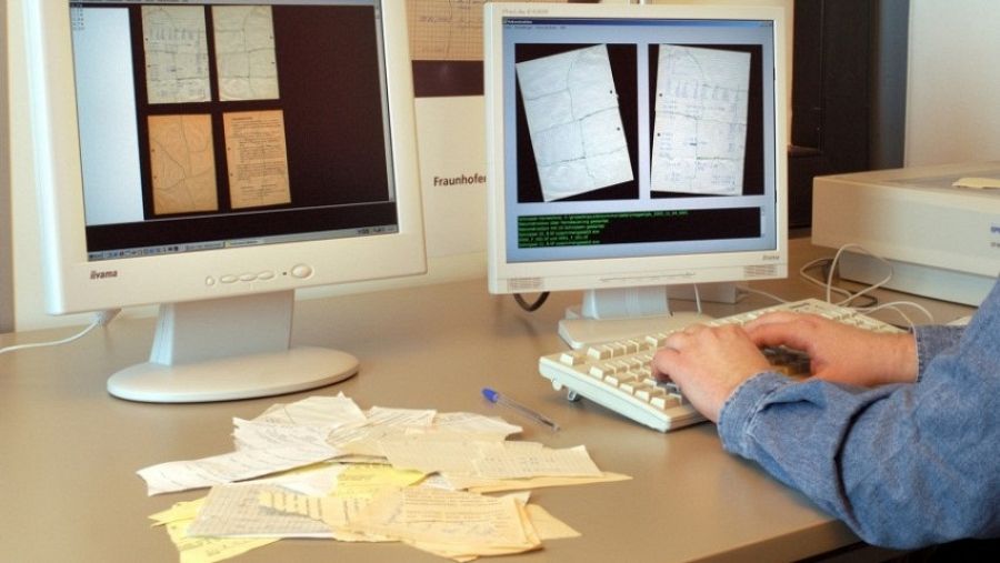 Hombre restaura con última tecnología archivos de la Stasi