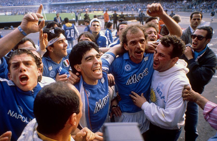 Maradona celebra el segundo Scudetto con el Nápoles