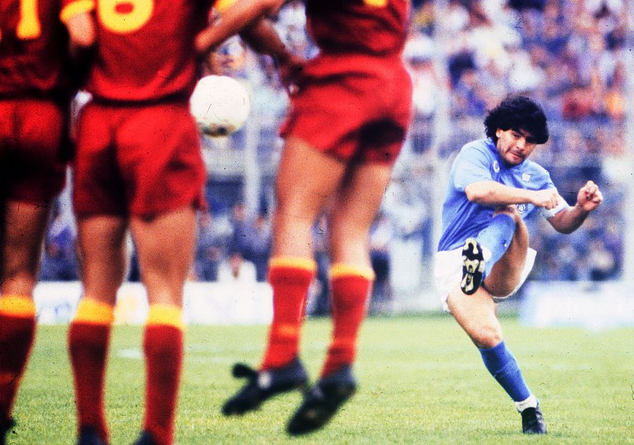 Maradona lanza una falta con el Nápoles en 1988