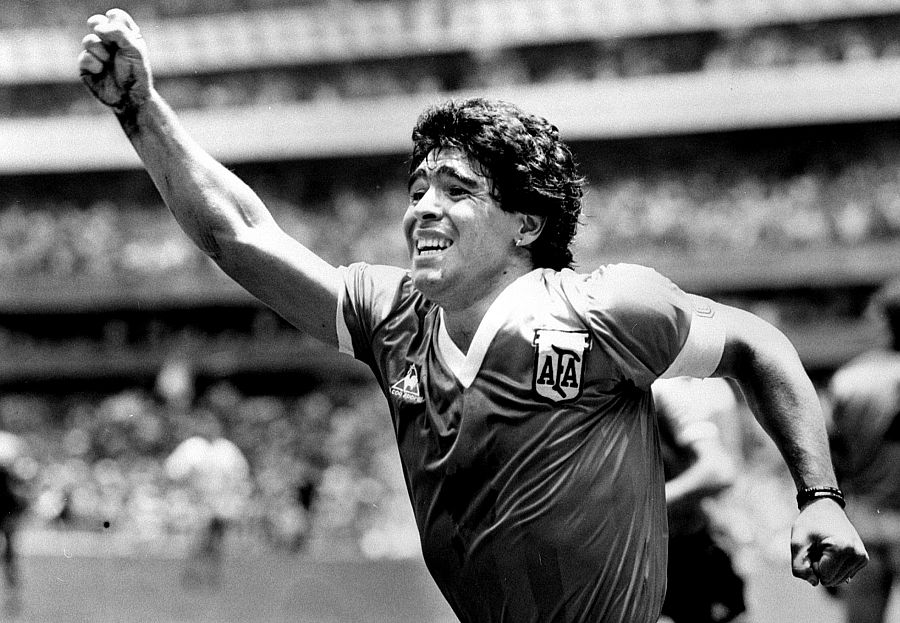 Maradona celebra su famoso gol contra Inglaterra en el Mundial de 1986