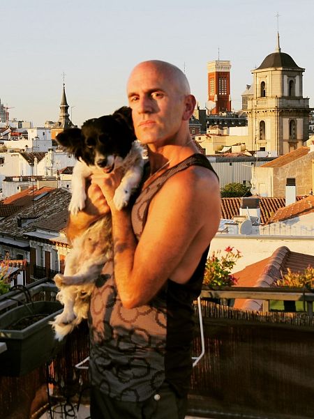 Jaime junto a su perra Zara.