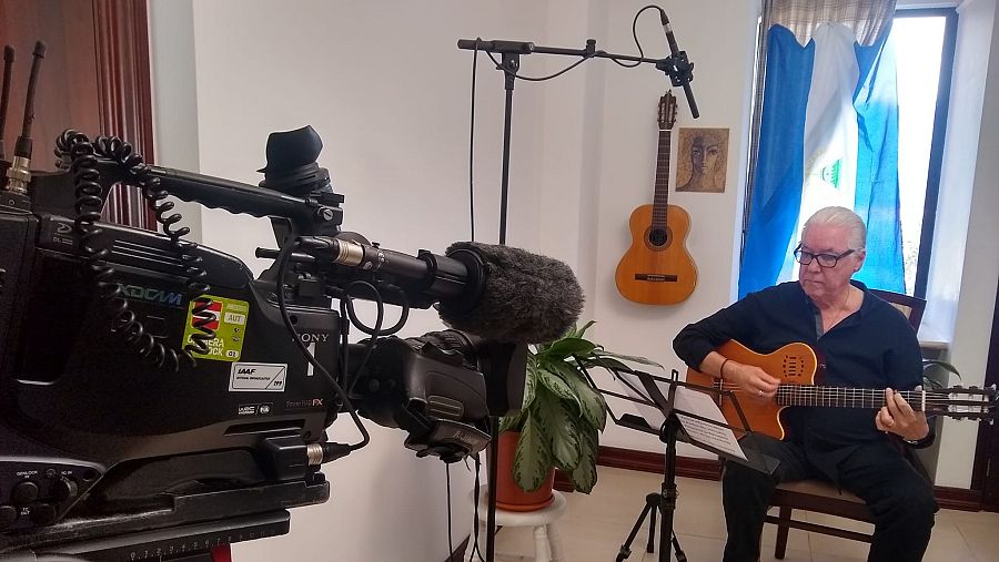 El cantautor Luis Enrique Mejia Godoy, otro de los que han tenido que partir al exilio