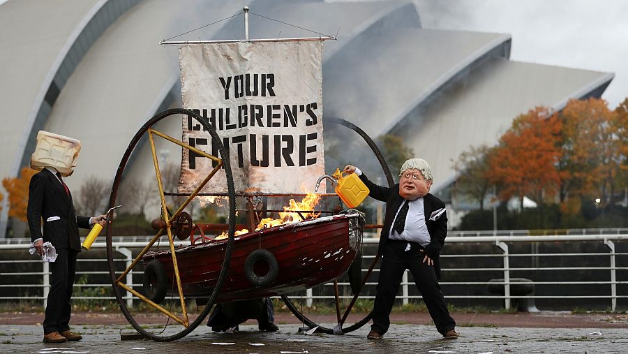 Activistas protestan contra la inacción climática ante la sede de la COP26 en Glasgow
