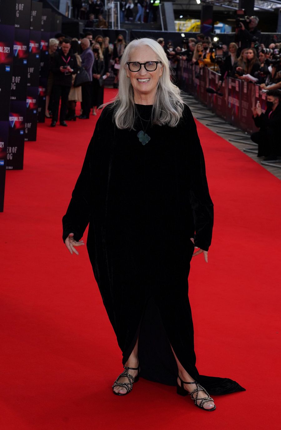Jane Campion, con un vestido negro largo en la alfombra roja del Festival de Cine de Londres 2021