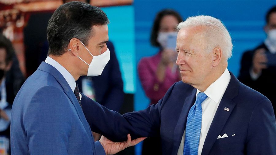 Pedro Sánchez y Joe Biden se saludan en la Cumbre del G20 en Roma