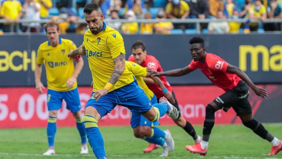 Álvaro Negredo anota para el Cádiz el gol del empate ante el Mallorca.