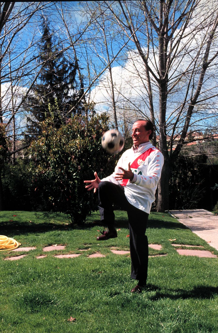 José María Ruiz-Mateos jugando al fútbol con una camiseta del Rayo Vallecano