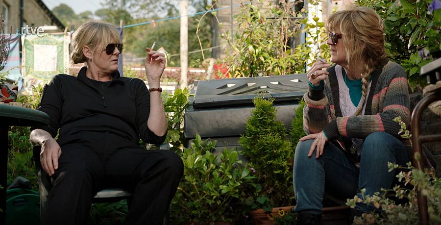 Catherine Cawood con su hermana en Happy Valley