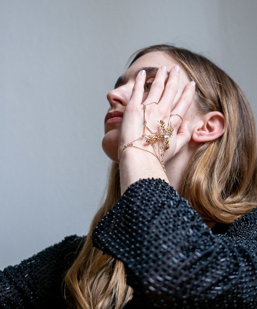 Las muñecas se desnudan y las manos se cubren de fantasía con piezas que se ajustan a la mano