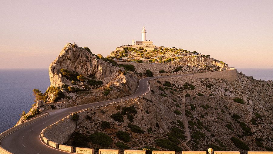 Disfrutar una puesta de sol desde un lugar protegido y sin gente, sólo podrás hacerlo fuera de temporada