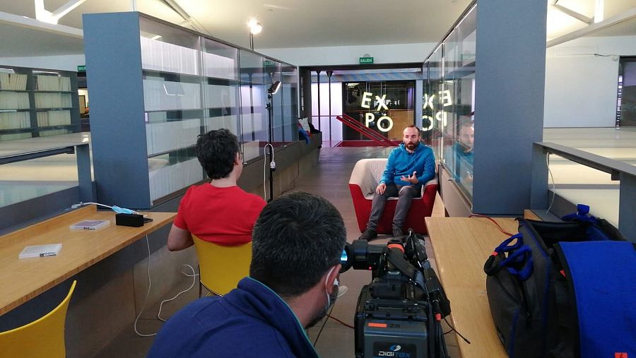 El equipo de Cámara Abierta entrevista a Roberto Alvite en la Casa del Lector.