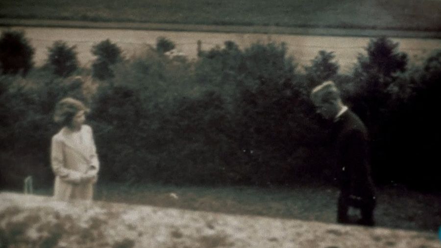 Una joven Isabel II conoce al duque de Edimburgo en la academia naval