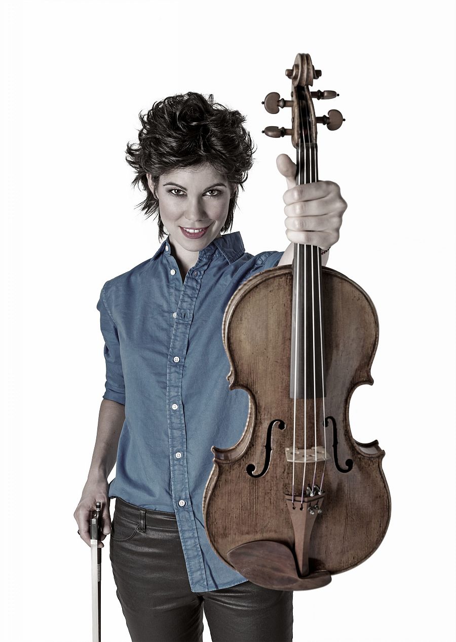 Isabel Villanueva mostrando su viola