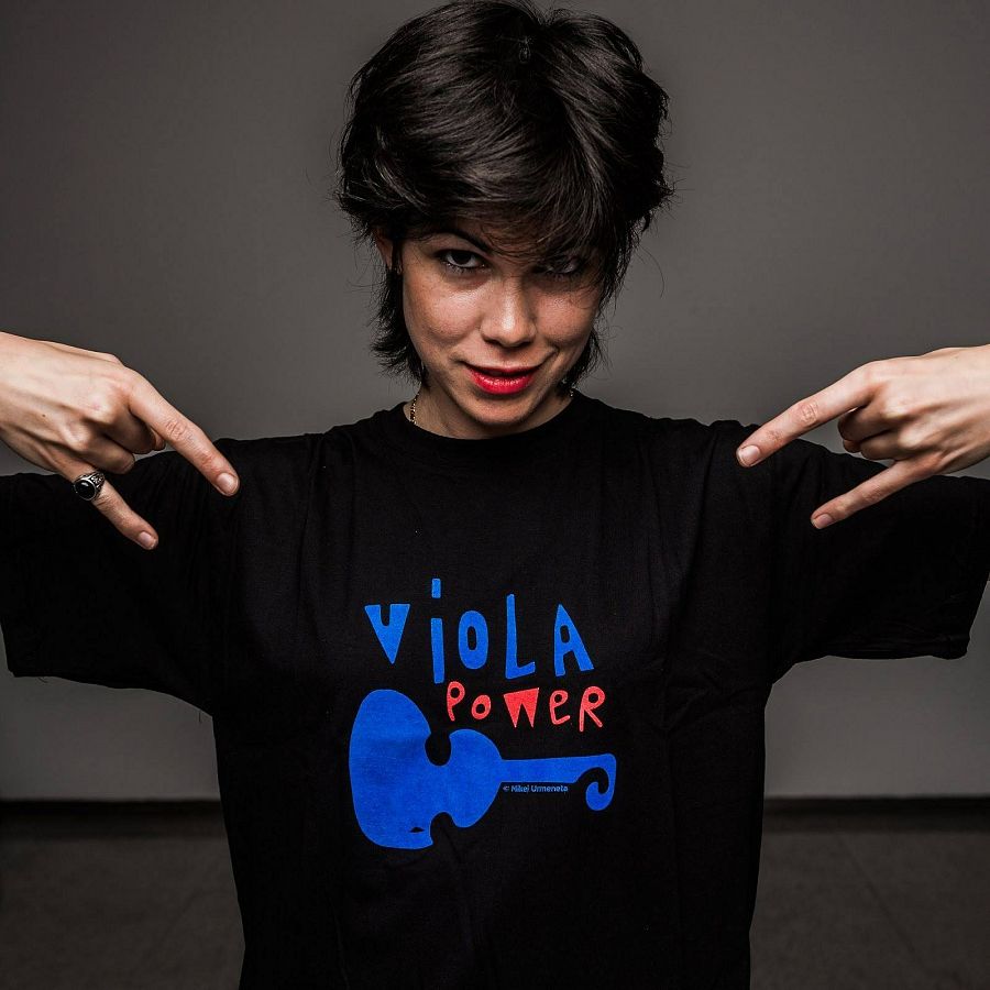 Isabel Villanueva con su camiseta de 'viola power'