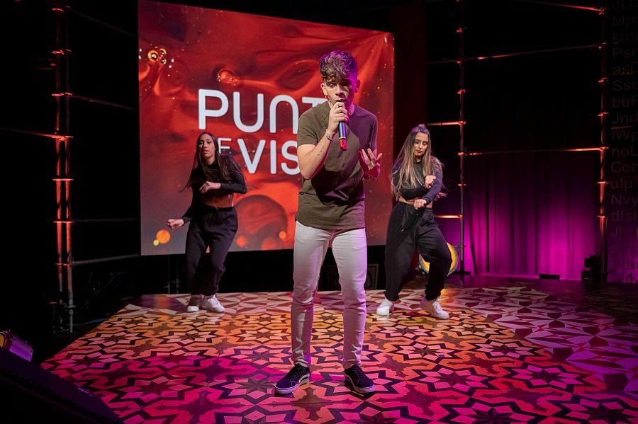 Hugo Marlo amb dues ballarines durant l'actuació a 'Punts de vista'