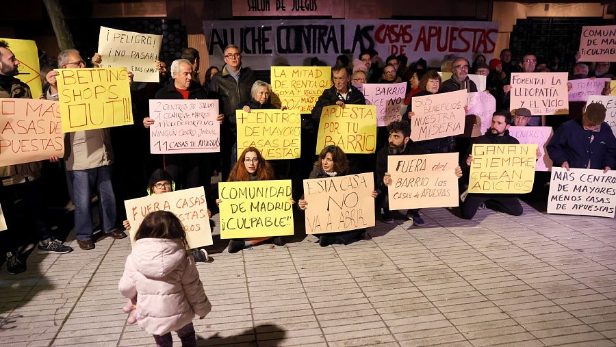 Vecinos del barrio de Aluche (Madrid) protestan por la presencia de locales de apuestas, en la imagen durante una concentración en enero de 2020