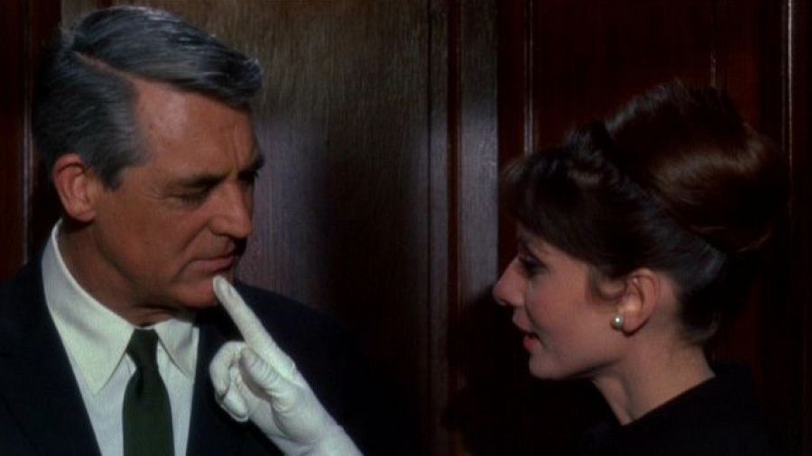 Audrey Hepburn señala el holluelo de la barbilla de Cary Grant y le pregunta: 