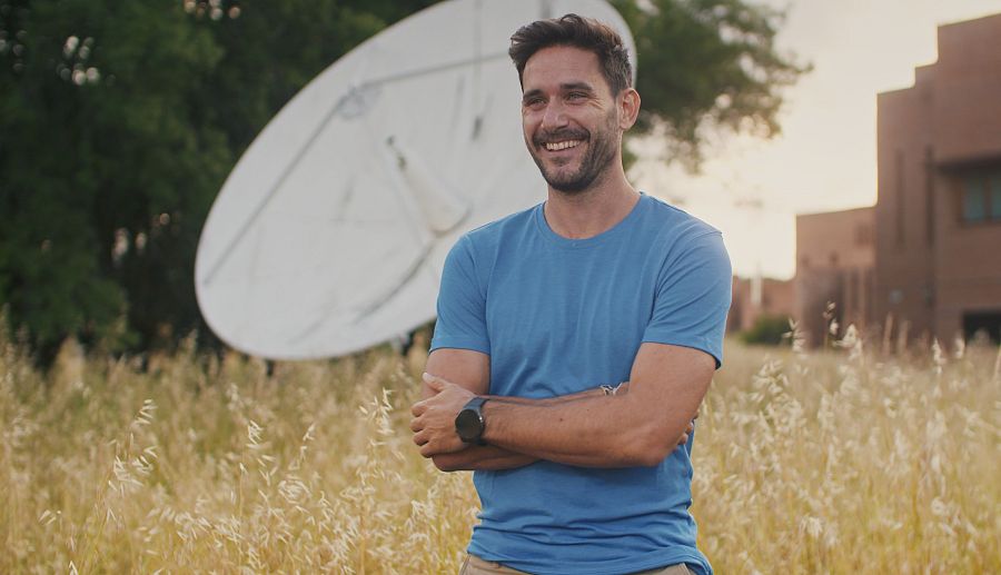Javier Santaolalla nos guía en la carrera por ser astronauta en un viaje por el espacio
