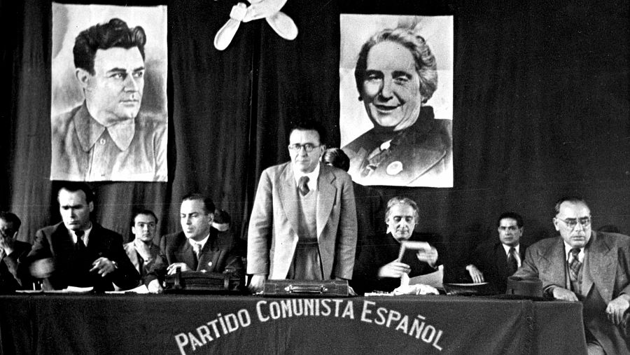 Varios dirigentes presiden la reunión plenaria del PCE en Toulouse (Francia) en diciembre de 1945. De izquierda a derecha: Enrique Líster, Francisco Antón, Santiago Carrillo, Dolores Ibárruri y Joan Comorera.