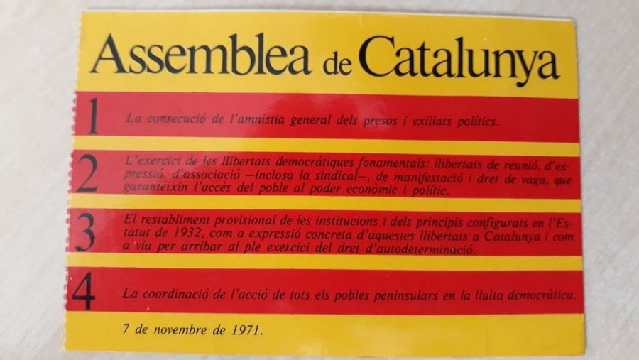 Tarja de l'Assemblea de Catalunya amb les quatre reivindicacions