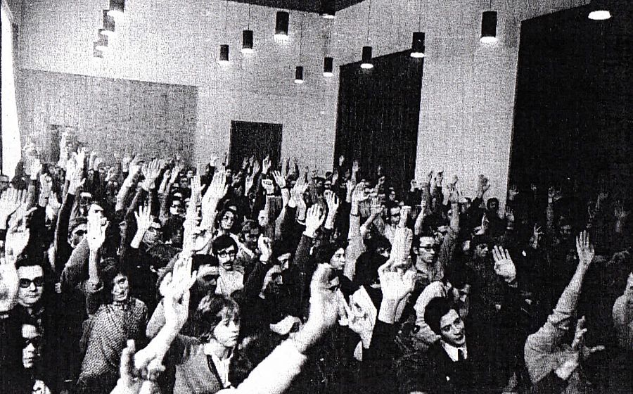 Gràcies al ressó internacional de la Tancada d'Intel·lectuals a Montserrat, el desembre del 1970, el règim franquista va haver de commutar les penes de mort dicatades al procés de Burgos