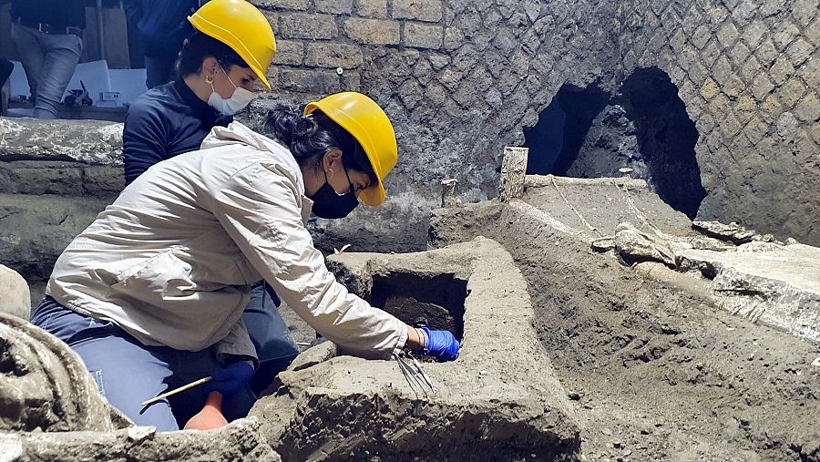 Vista de los trabajos arqueológicos en la estancia pequeña, en la que vivían unos esclavos, en la ciudad de Pompeya (Italia).