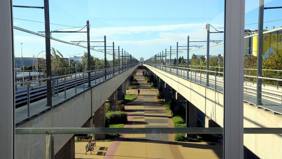 El viaducte per on circulen els trens de l'L10 Sud al tram final de la línia | ACN