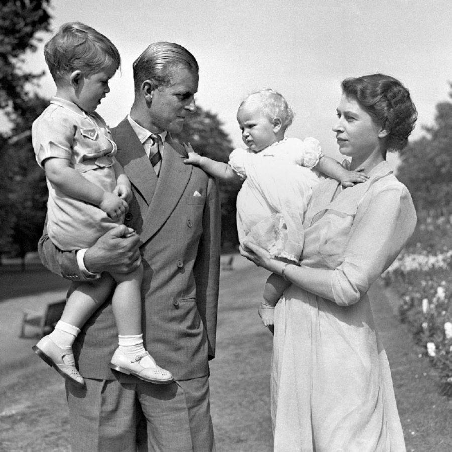 La reina Isabel II y el duque de Edimburgo junto a sus hijos el príncipe Carlos y la princesa Ana