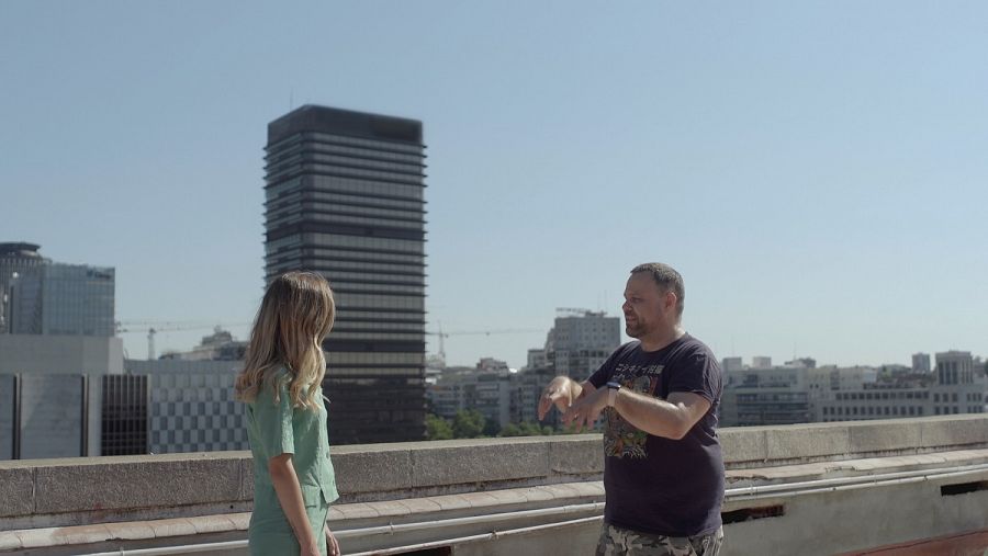 Núria Moliner y Pedro Torrijos hablando del edificio Castellana 81