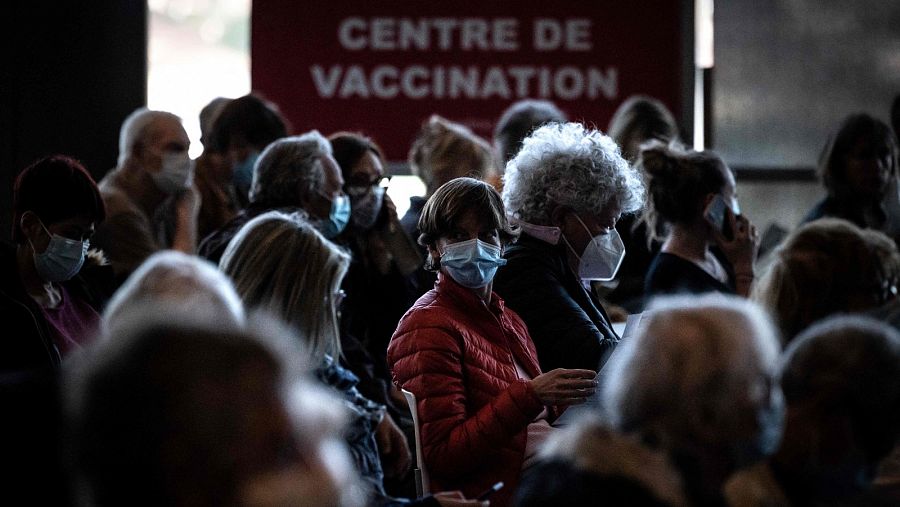 Un grupo de personas espera para ser vacunada contra la COVID-19  en Francia, en una imagen del 3 de abril de 2021